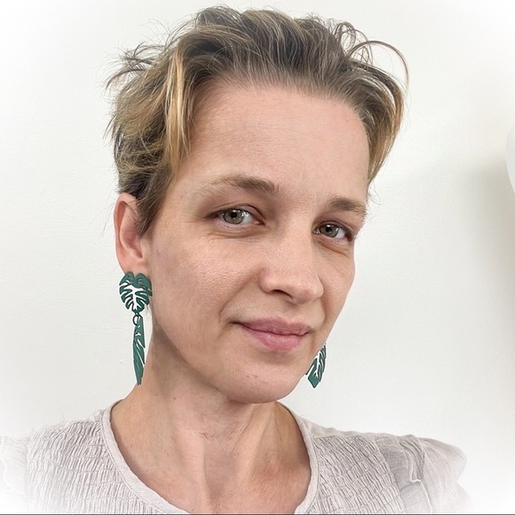 💕Beautiful Green Plantain Leaves Fashion Earrings💕 - Picture 3 of 5